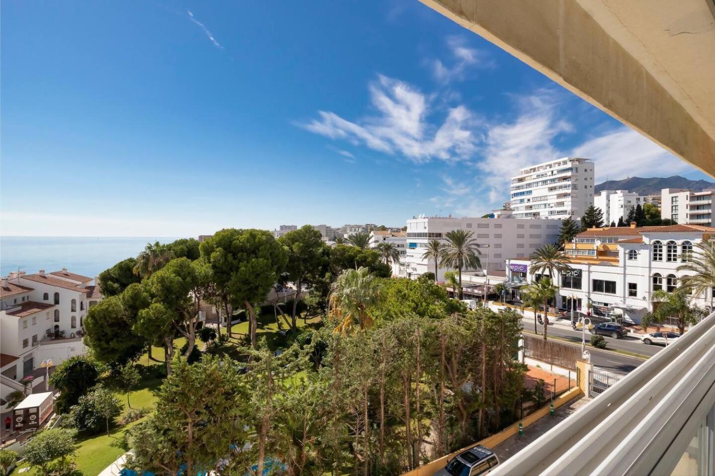 Stunning Apartment 50 Meters From The Sea Benalmádena Eksteriør bilde